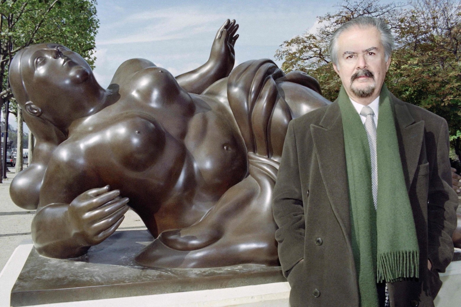 (FILES) Colombian sculptor Fernando Botero poses in front of one of his works on the Champs Elysees avenue in Paris on October 16, 1992. Colombian painter and sculptor Fernando Botero, famous for his voluptuous figures, has died, Colombian President Gustavo Petro announced on September 15, 2023. (Photo by Bertrand GUAY / AFP) / RESTRICTED TO EDITORIAL USE - MANDATORY MENTION OF THE ARTIST UPON PUBLICATION - TO ILLUSTRATE THE EVENT AS SPECIFIED IN THE CAPTION