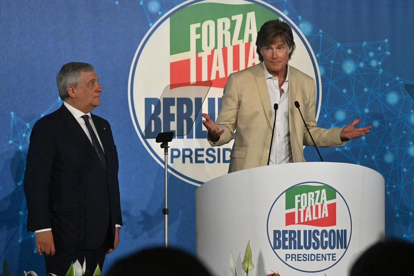 Antonio Tajani, coordinatore nazionale di Forza Italia, con Ronn Moss alla convention FI 