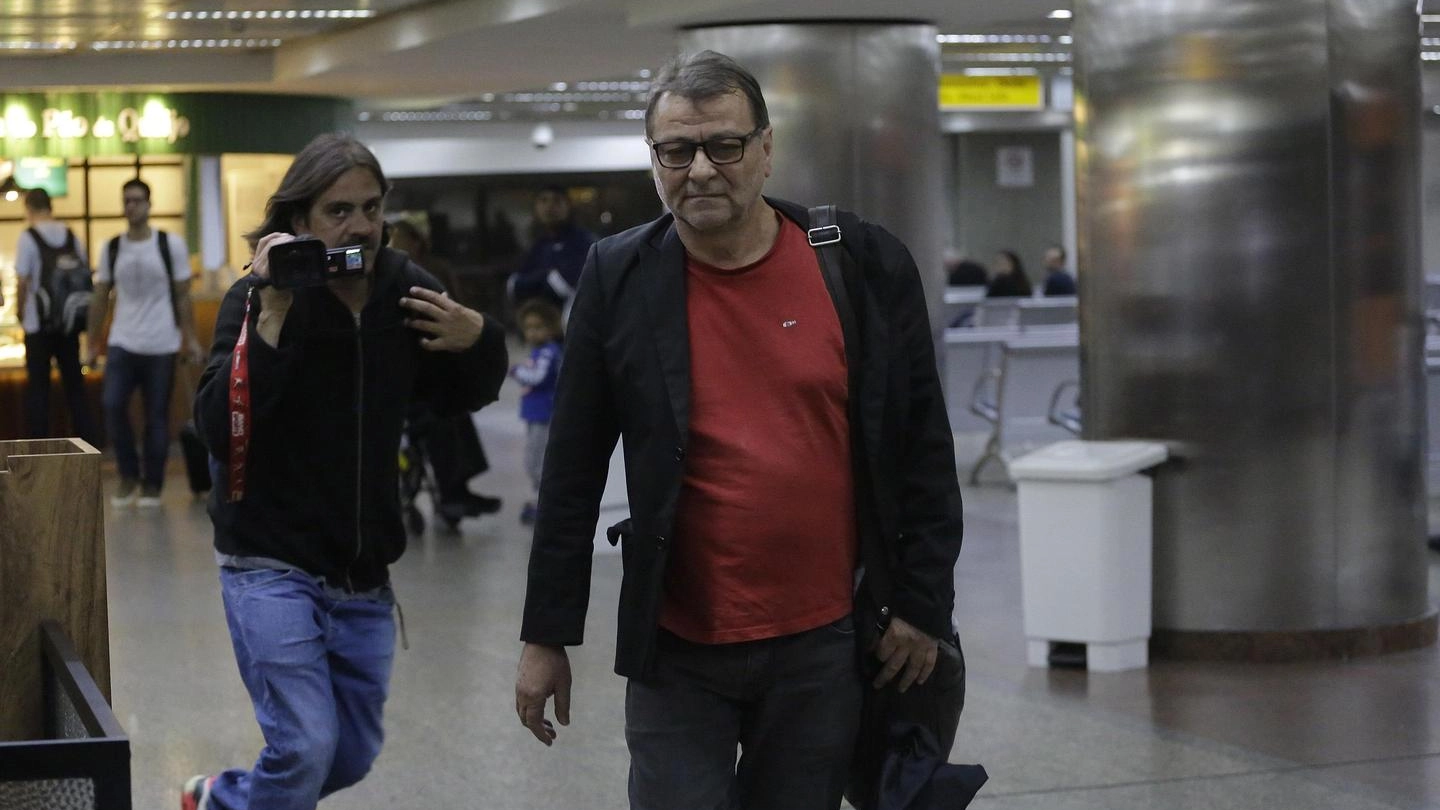 Cesare Battisti all'aeroporto di San Paolo del Brasile - Ansa