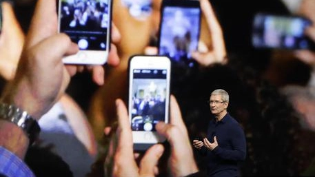Tim Cook, ceo Apple, e il fenomeno iPhone (Ansa Ap)