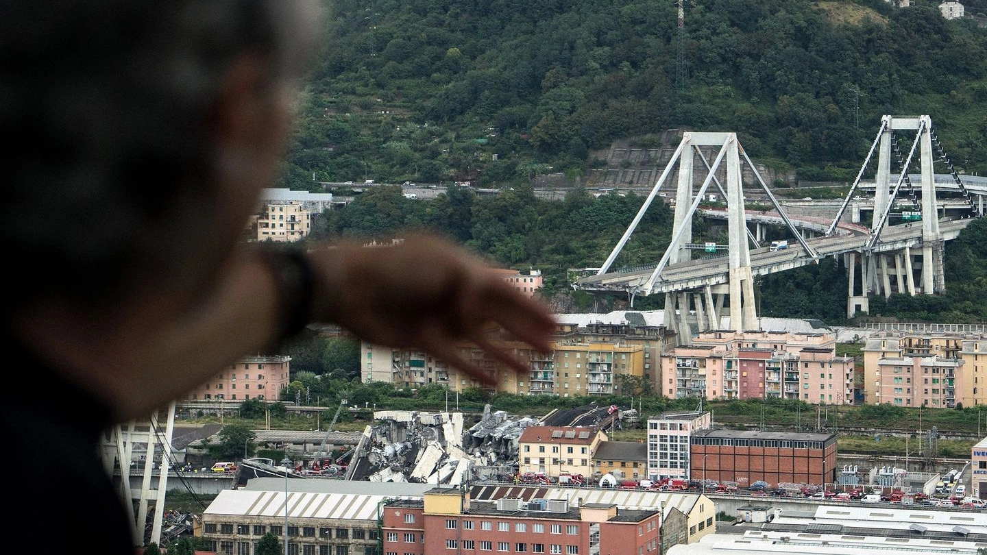 Genova, il ponte Morandi crollato (Lapresse)