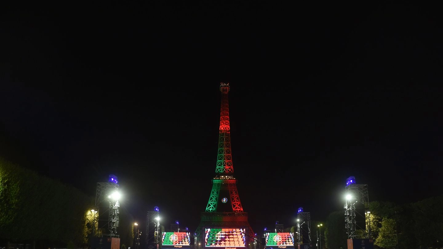 Torre Eiffel illuminata con i colori del Portogallo (Afp)