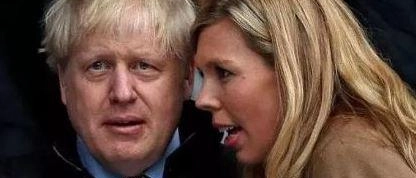 La moglie di Boris Johnson, Carrie Louise Bevan, ha sorpreso il marito a sorseggiare un calice di rosè con la tata dei loro figli. La donna ha obbligato la baby sitter a fare le valigie e a non essere pagata. La tata, originaria dello Zimbabwe, ha denunciato l'accaduto al Daily Mirror.
