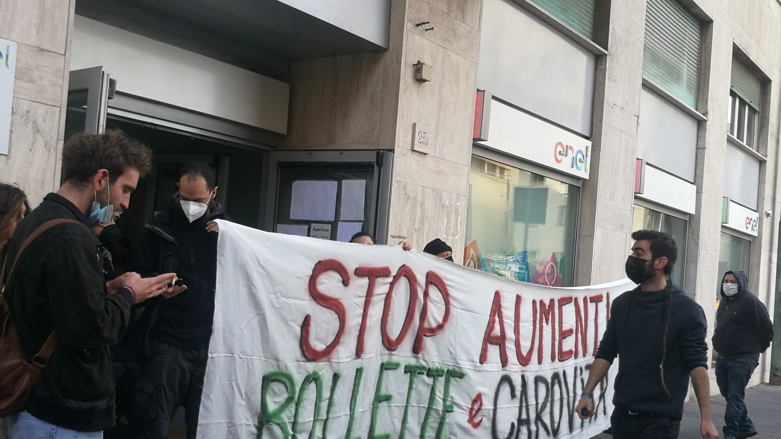 Caro bollette attivisti occupano sede Enel a Napoli