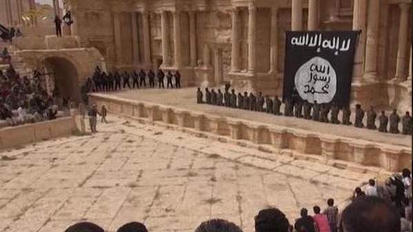 Isis, esecuzione di soldati nell'anfiteatro di Palmira (Twitter)