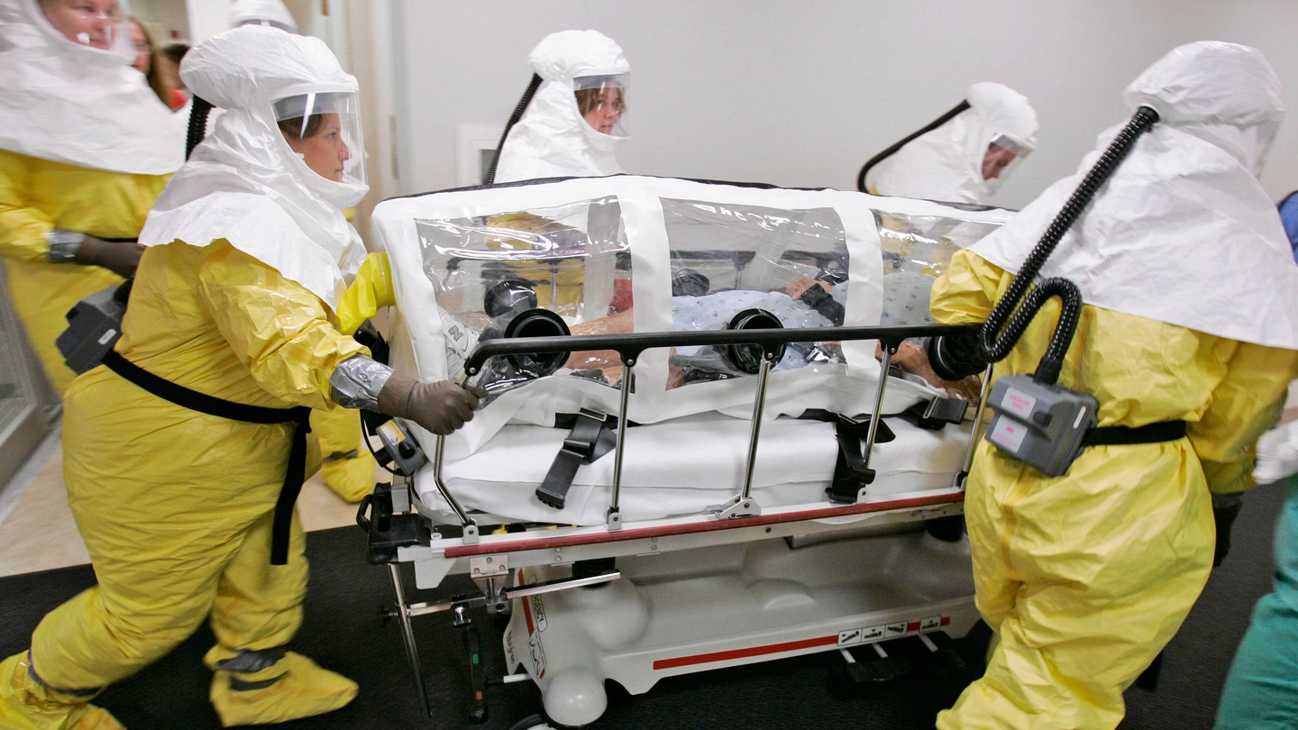 Ebola, un malato di ebola trasferito dai medici (Ap/Lapresse)