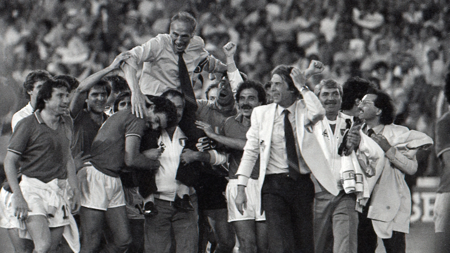 Enzo  Bearzot portato in trionfo dagli azzurri dopo la vittoria nei Mondiali del 1982