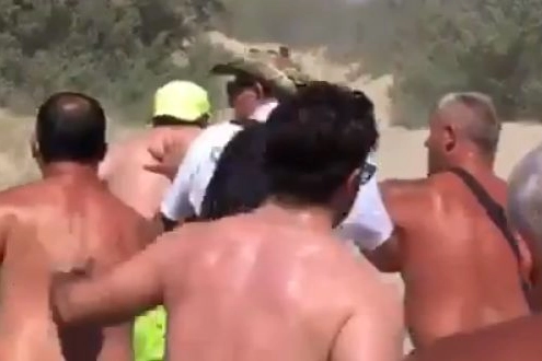 Vasco Rossi in fuga dai fan in spiaggia (Instagram)