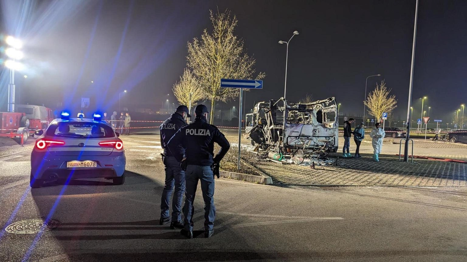 Camper a fuoco in un parcheggio a Ferrara, morte 2 persone