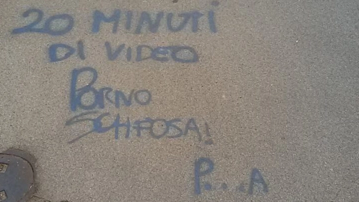 Un graffito su un muro deride la vittima di Napoli