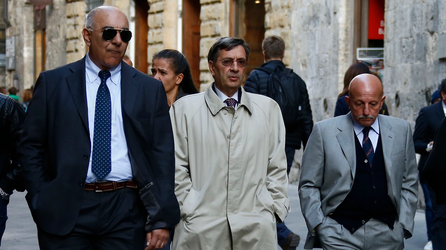 INDAGINE Il procuratore della Repubblica Salvatore Vitello (al centro) con il consigliere Fabio Maria Gliozzi 