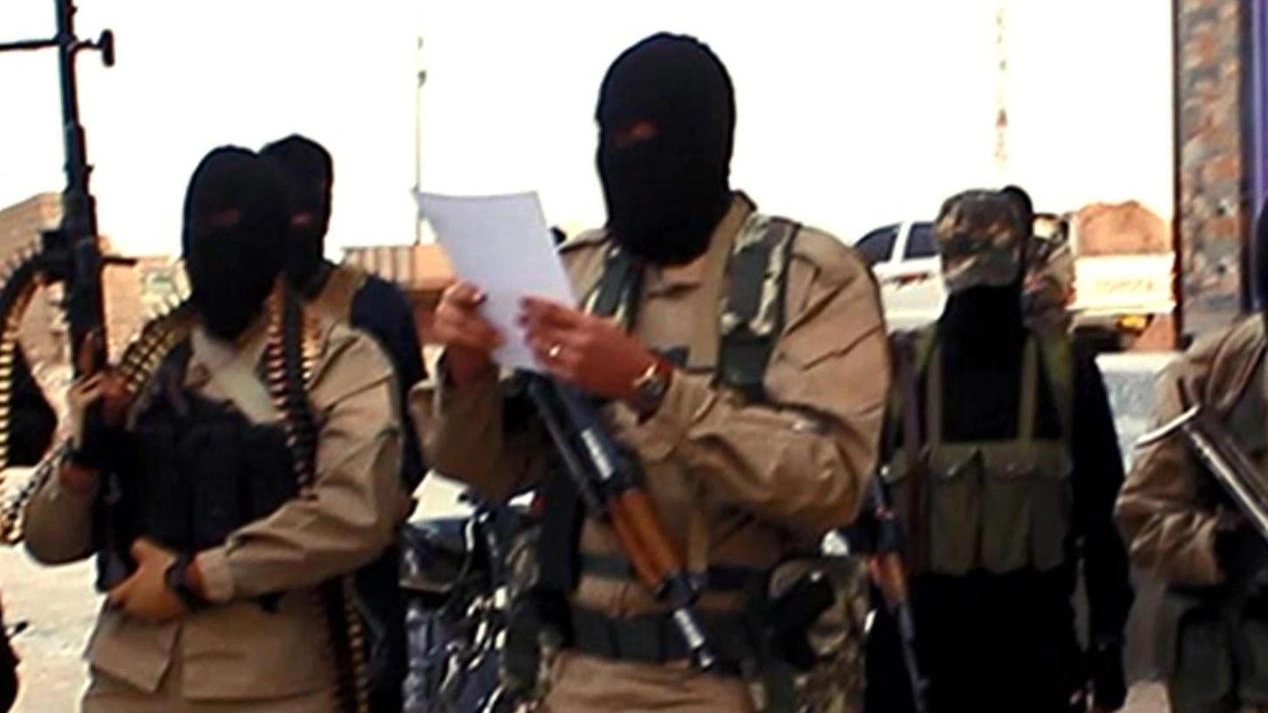Il fermo immagine tratto da un video diffuso dai jihadisti dello Stato Islamico (Foto Ansa)