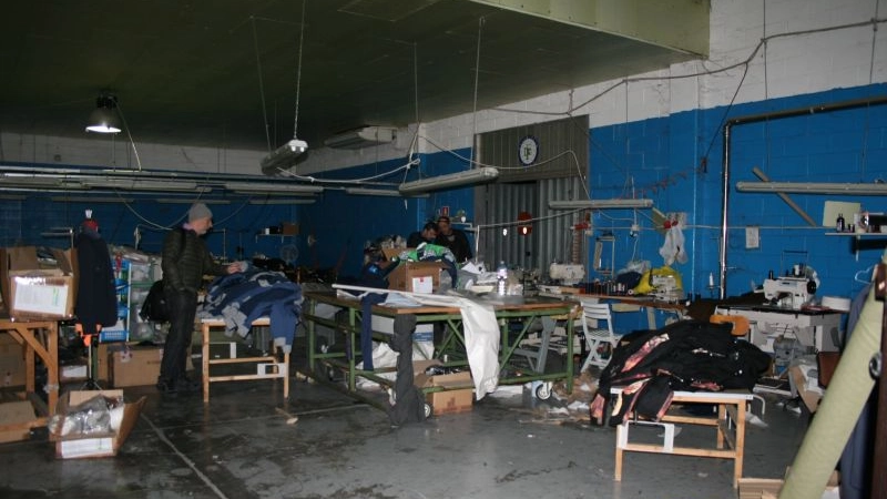 Il laboratorio tessile abusivo scoperto in via Mella a Brescia