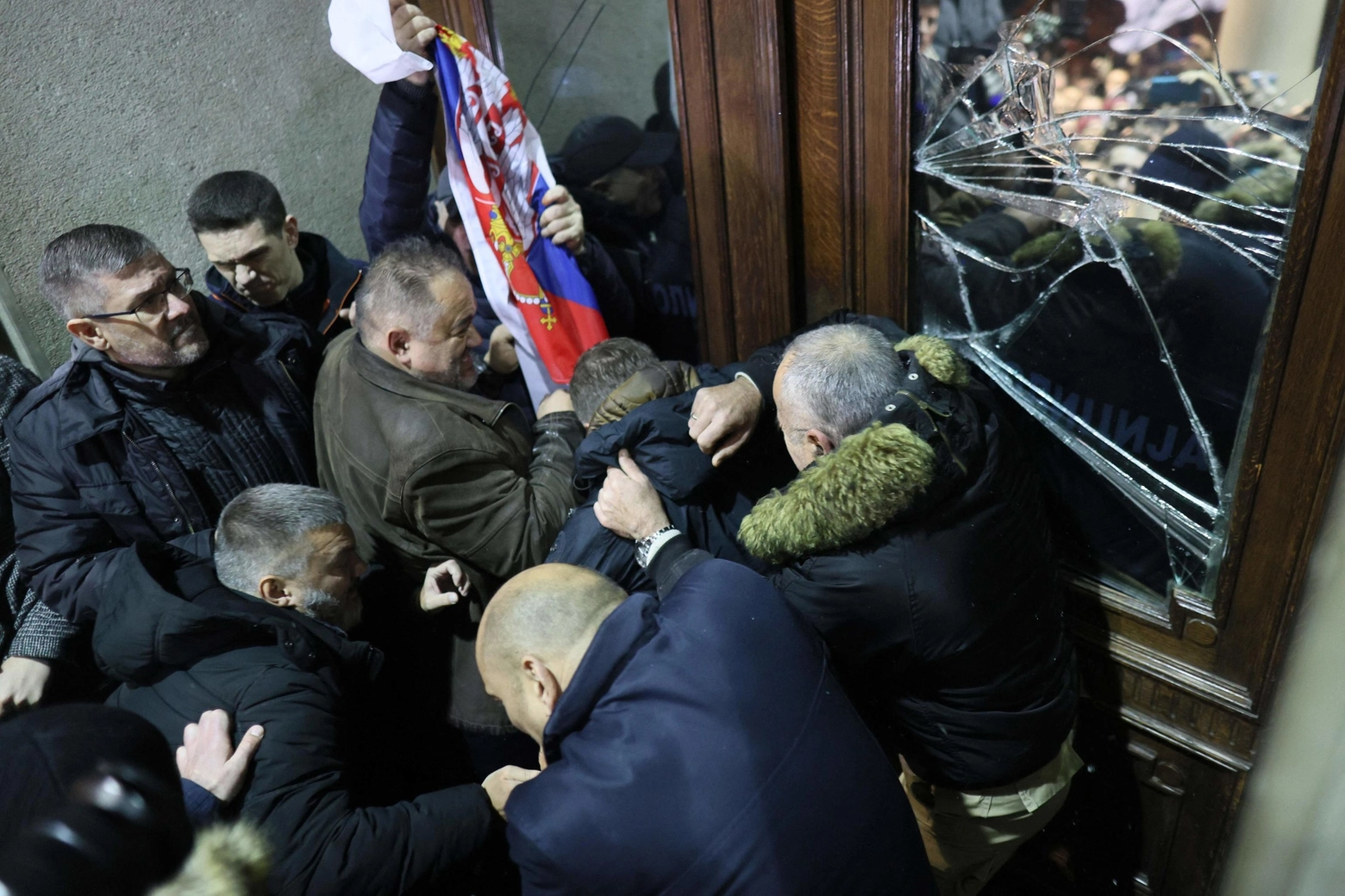 Belgrado: i manifestanti tentato di entrare nella sede del Municipio (Afp)