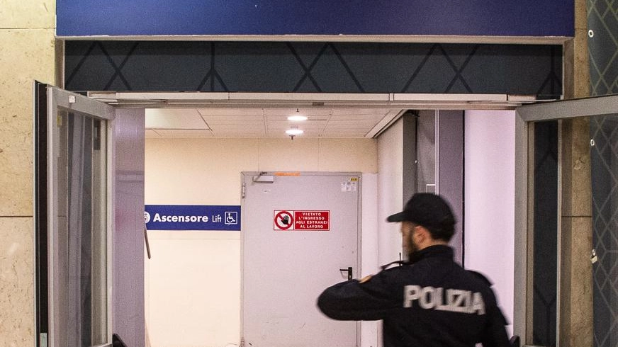 Terrore alla stazione di Milano  Turista picchiata e stuprata   nell’ascensore trappola  Lei urla, ma nessuno la sente
