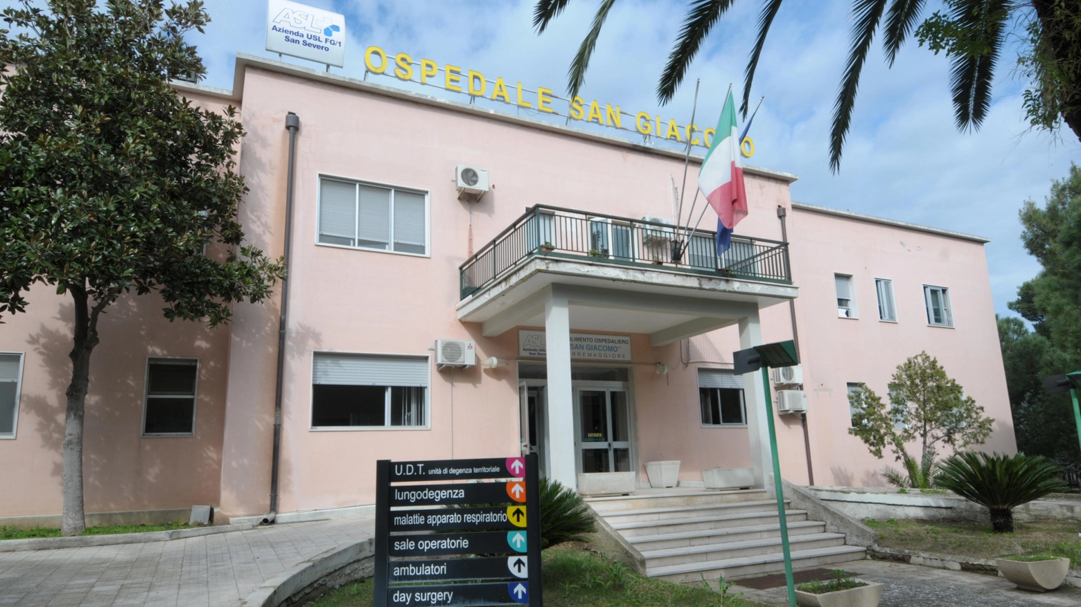 La Procura di Foggia ha disposto la riesumazione dei corpi di 16 pazienti ricoverati e morti nell'hospice di Torremaggiore (Ansa)