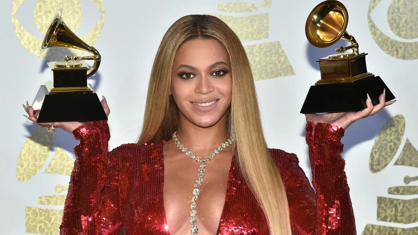 Beyoncé nel 2017 mostrava i suoi premi Grammy  (LaPresse)