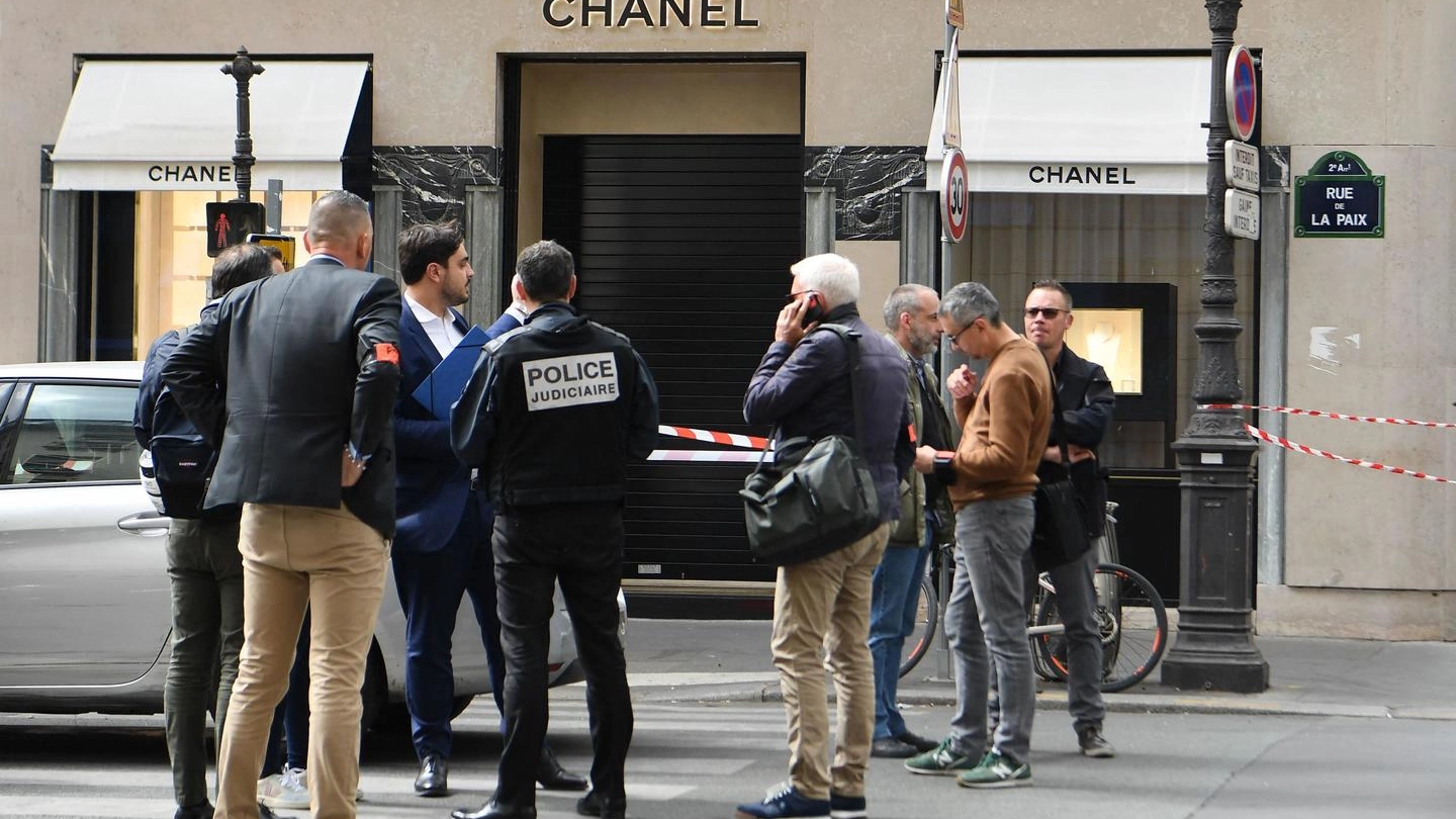 Rapina da Chanel a Parigi (Ansa)
