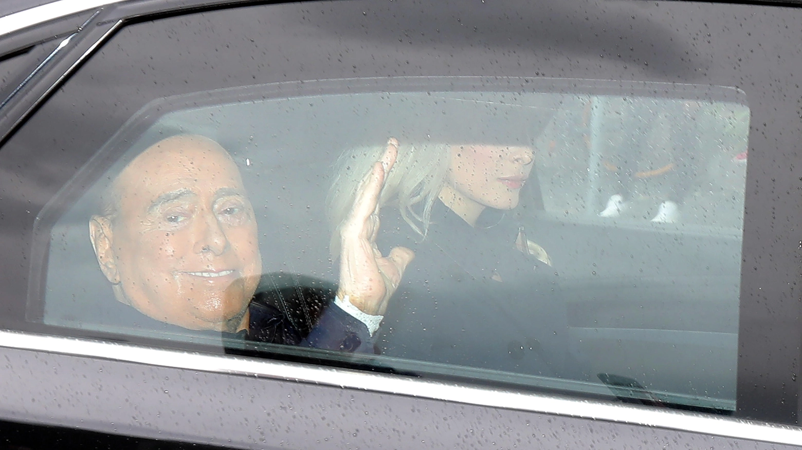 Silvio Berlusconi lascia il San Raffaele il 19 maggio scorso (Ansa)