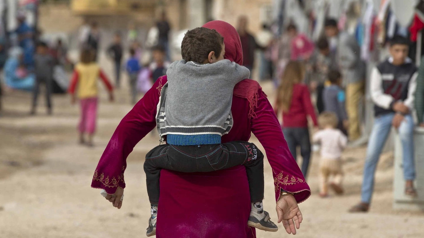 UNa donna col bambino nel campo profughi di Suruc, vicino a Kobane (Ap/Lapresse)