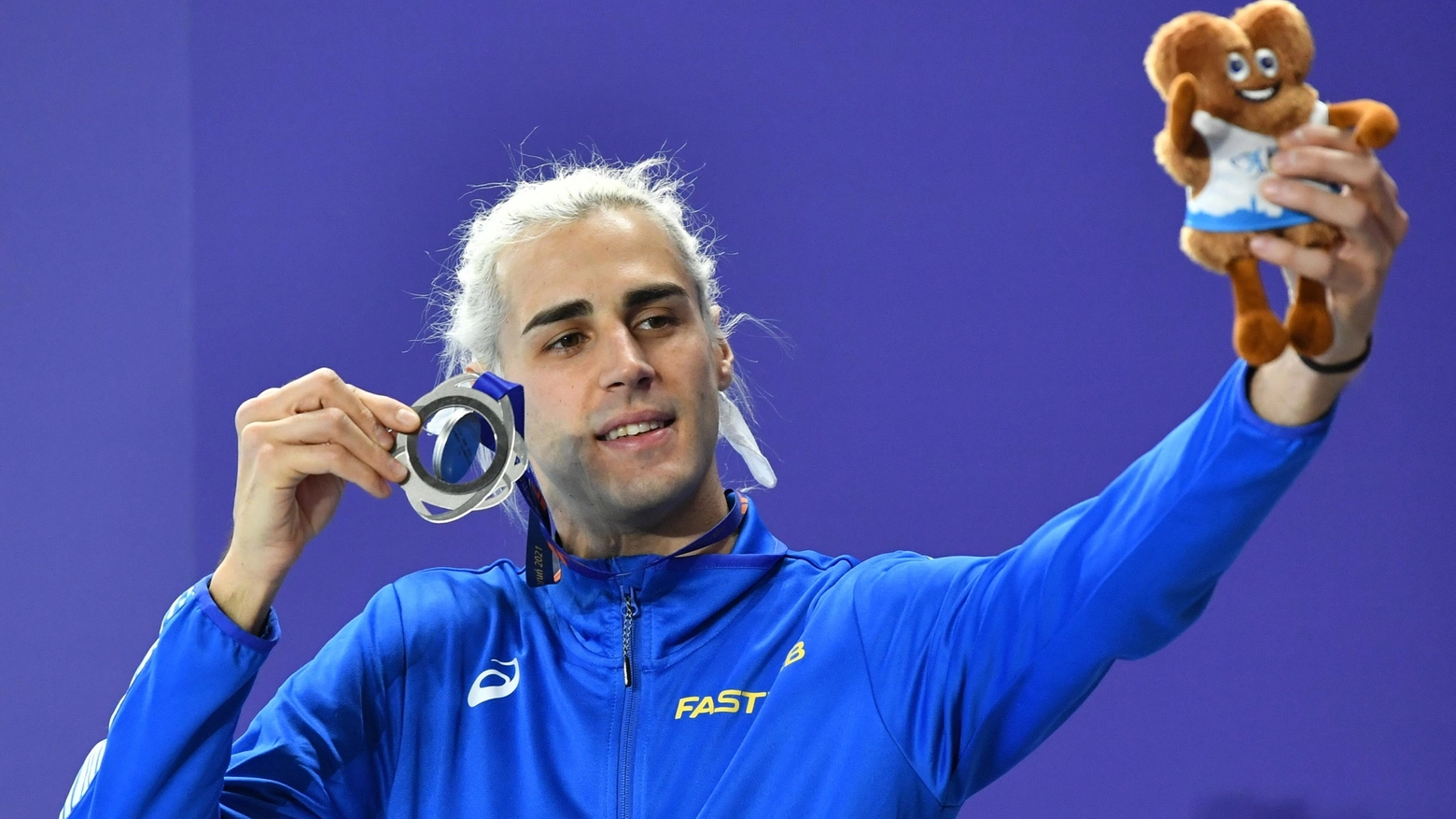 Gianmarco Tamberi con l'argento agli Europei Indoor di Torun (Ansa)