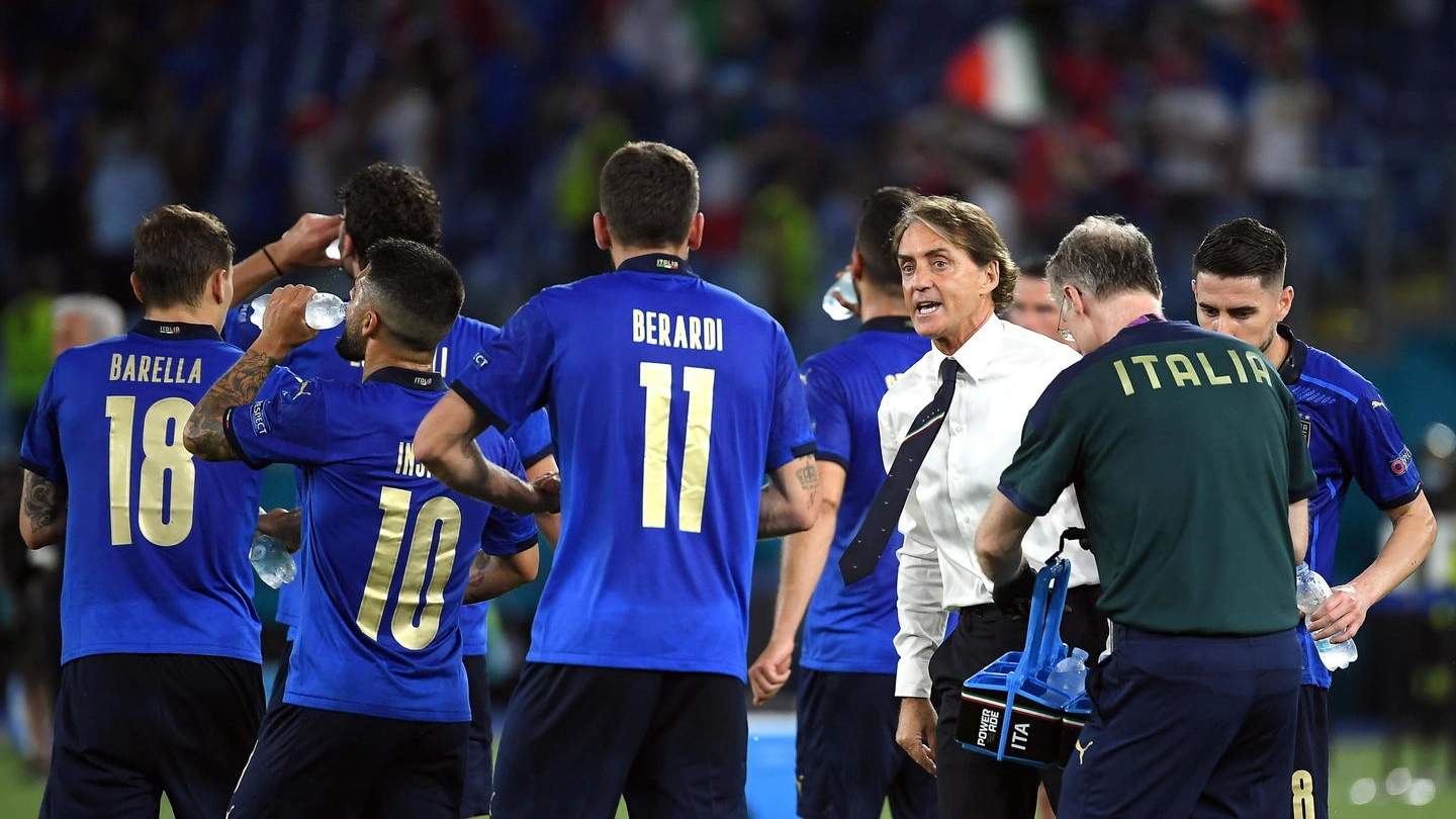 Roberto Mancini circondato dagli Azzurri durante Italia-Svizzera (Ansa)