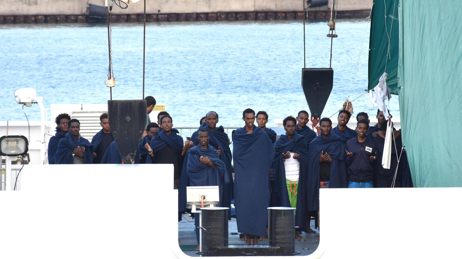 I migranti a bordo della nave Diciotti, a Catania (Ansa)