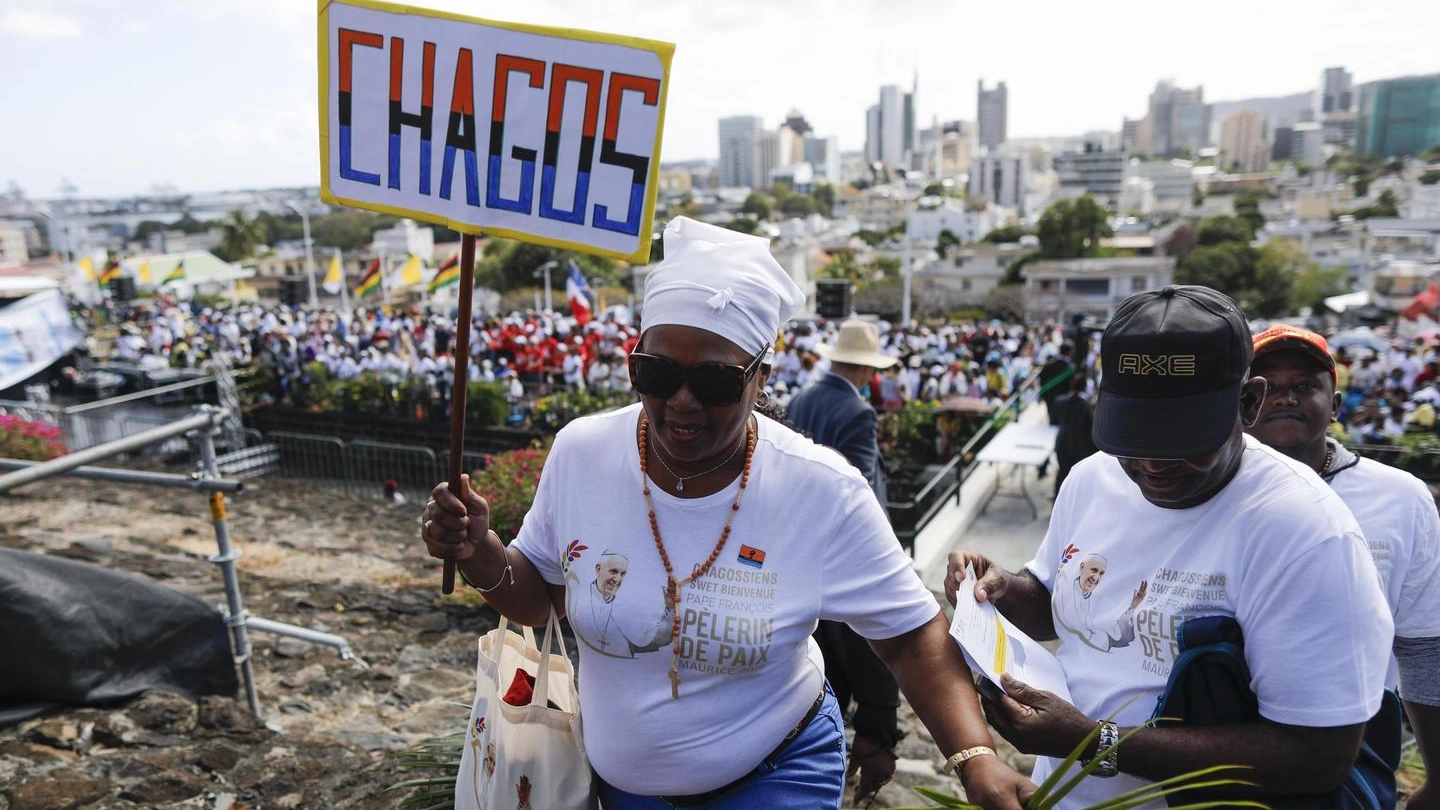 Mauritius, una donna protesta sulle isole Chagos (Ansa)