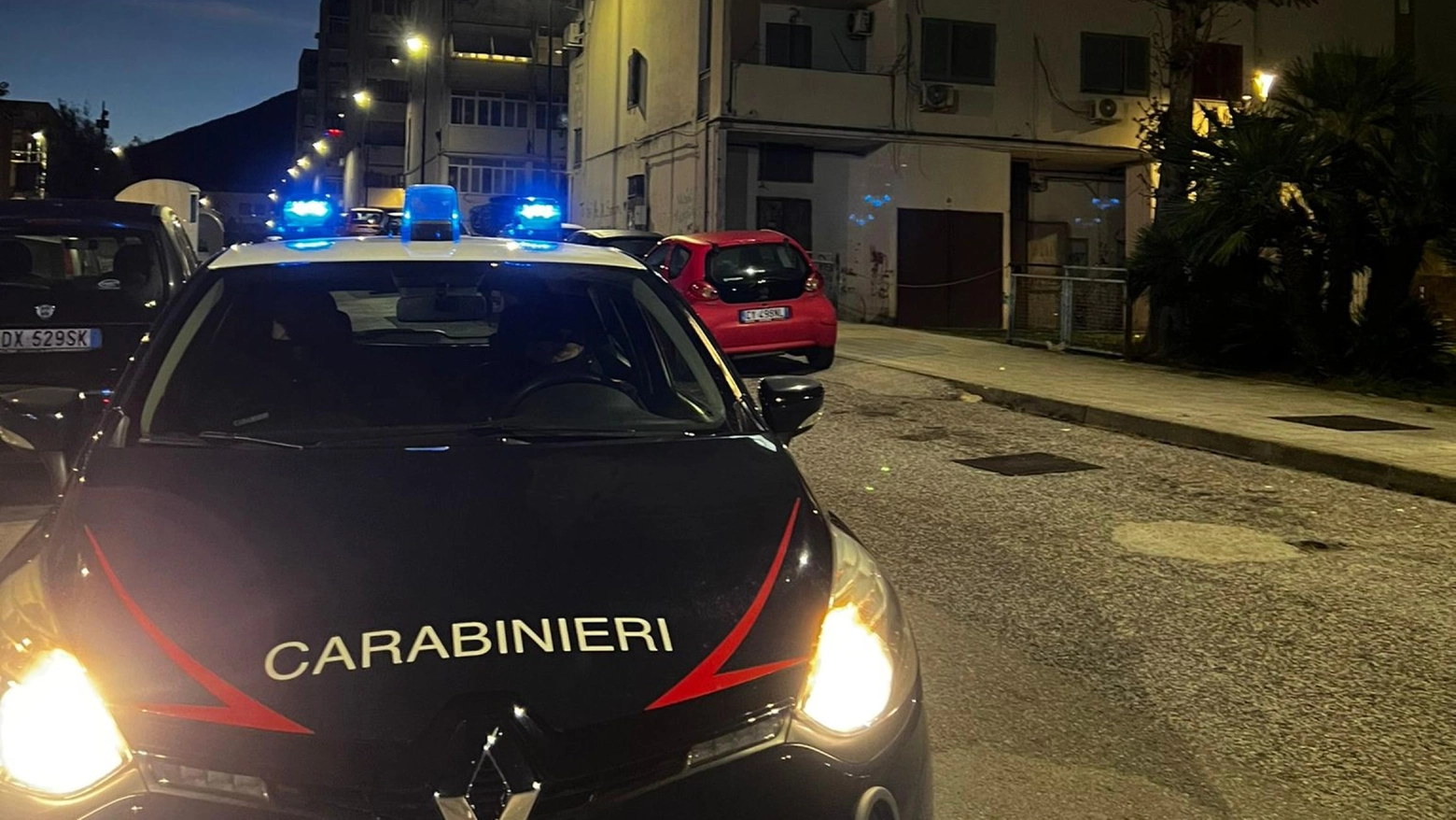 Tentata rapina a due donne a Napoli, una ferita alla gola con un paio di forbici