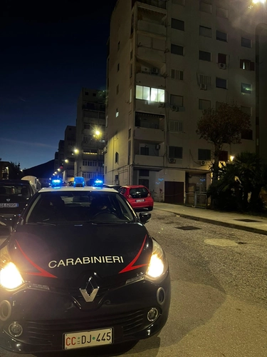 Tentata rapina a Napoli, donna ferita con una paio di forbici alla gola