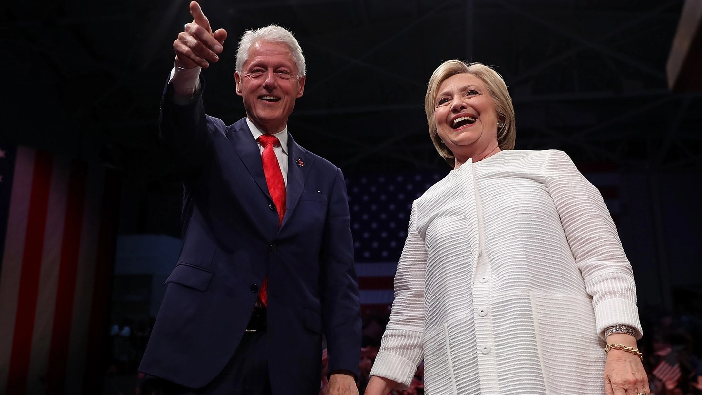 Bill e Hillary Clinton nel giorno della vittoria alle primarie (Afp)