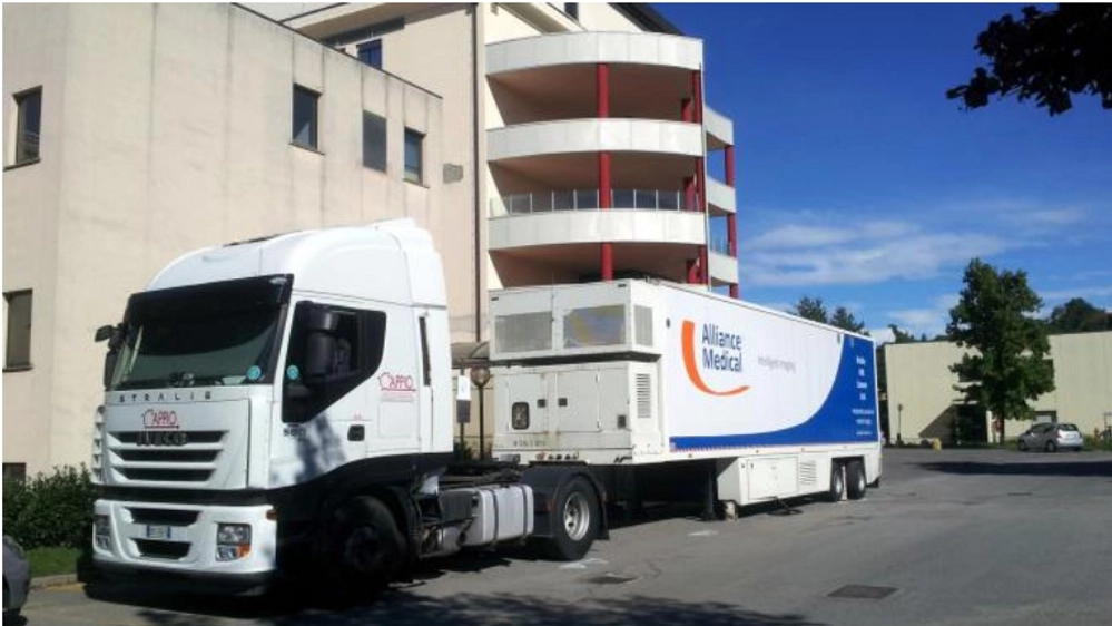 Il camion per la risonanza magnetica all'ospedale San Leopoldo Mandic di Merate