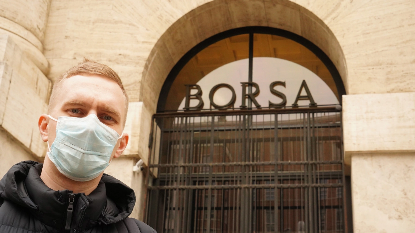 Coronavirus, crolla la Borsa italiana (Imagoeconomica)