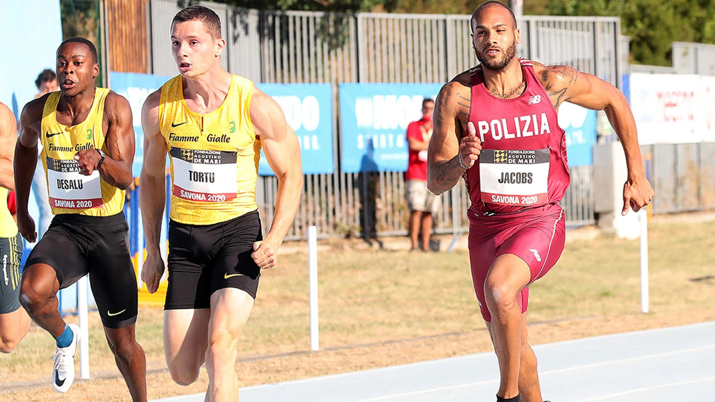 Filippo Tortu e Marcell Jacobs nella gara dei 100 mt durante a Savona (Ansa)