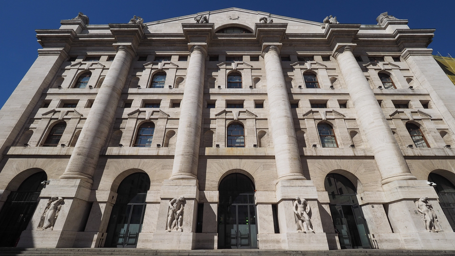 Il palazzo della Borsa a Milano (Ansa)