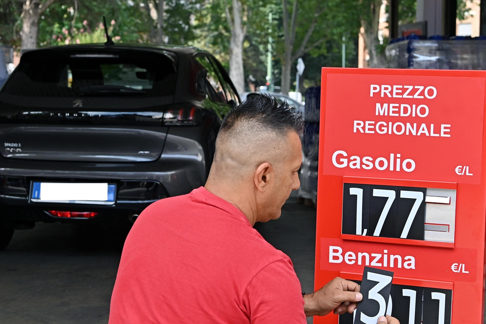 Tornano i cartelli con i prezzi medi dei carburanti