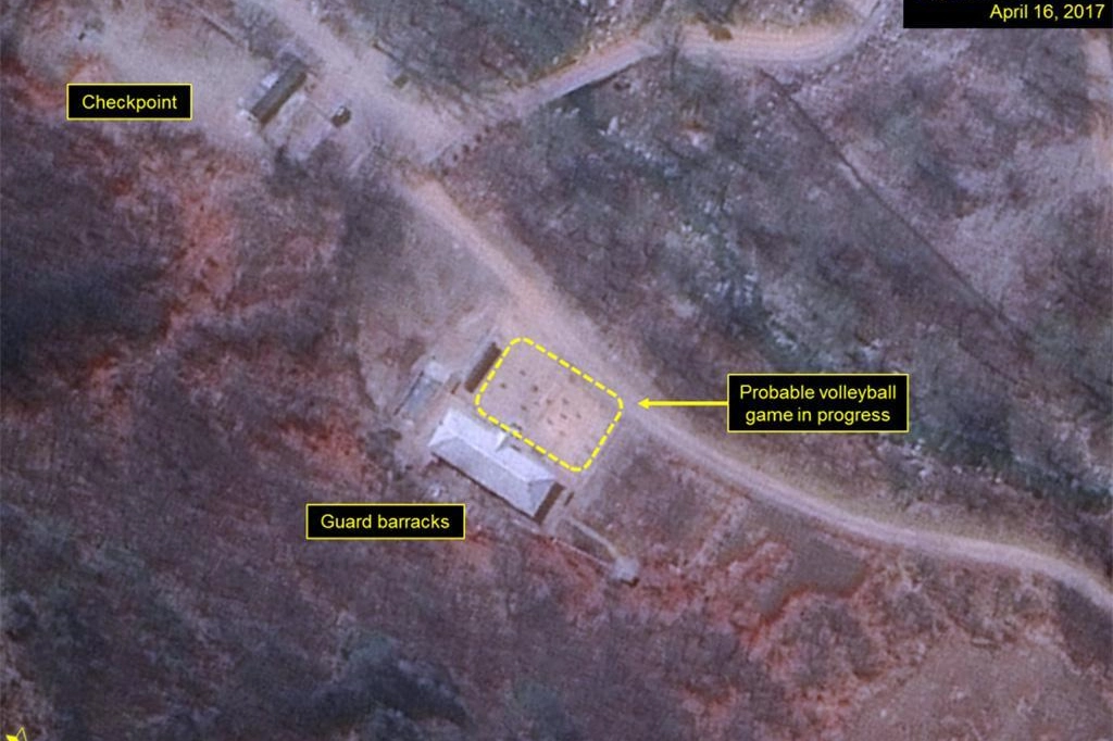 Corea del Nord, militari giocano a pallavolo nei siti nucleari (Ansa)