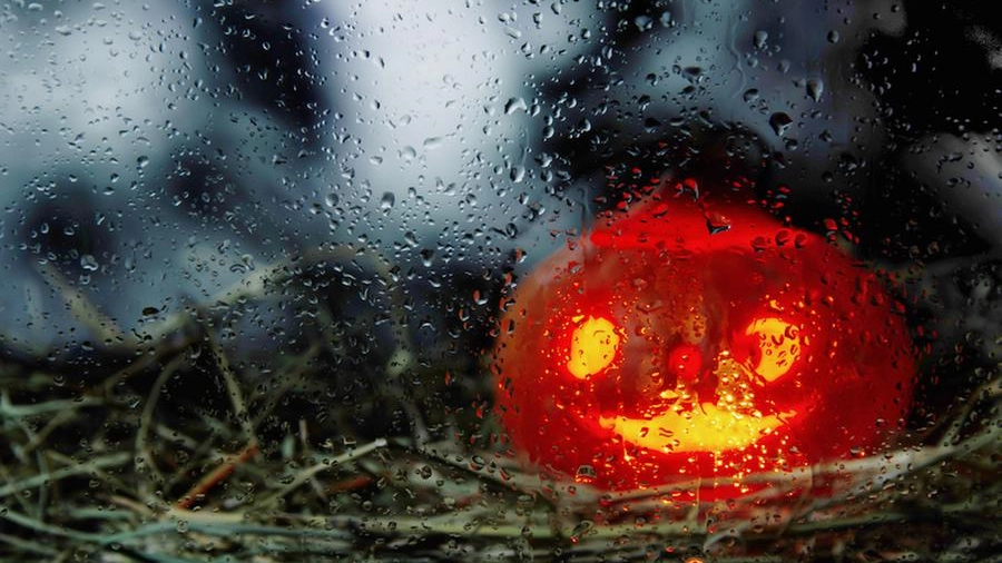 La notte di Halloween e il giorno successivo sotto la pioggia