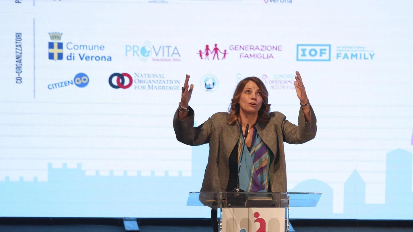 L'azzurra Elisabetta Gardini al Forum delle famiglie di Verona (Ansa)