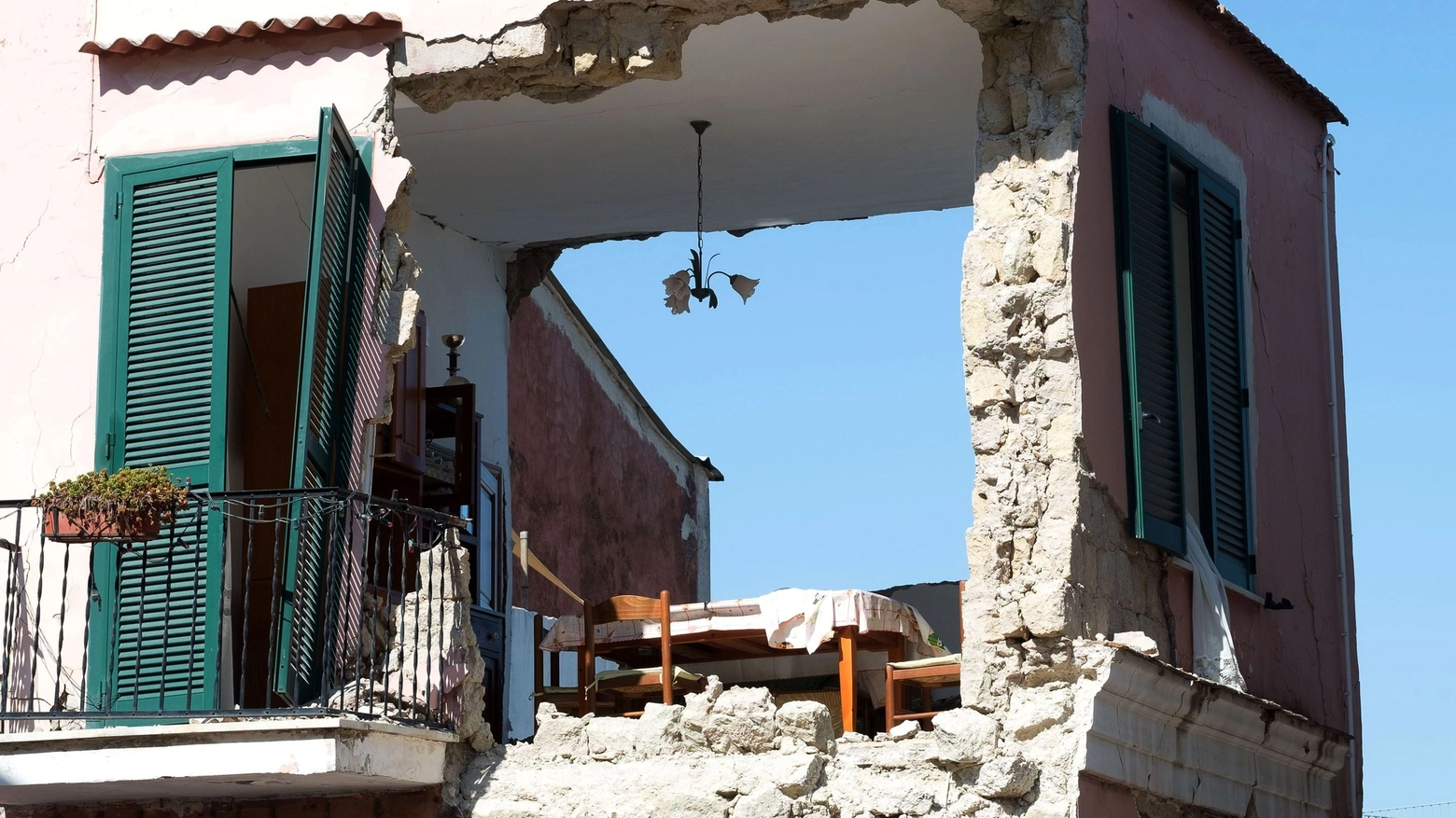 Ischia, una casa sventrata dal terremoto dell'agosto 2017 (Afp)