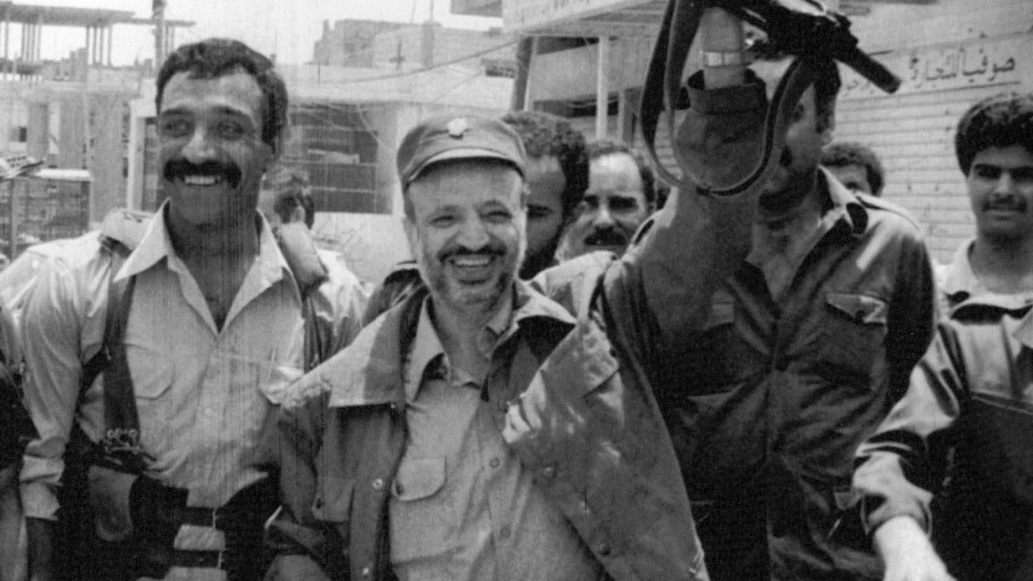 Yasser Arafat con un fucile in mano (Lapresse)