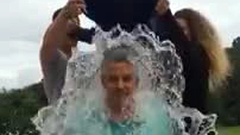 Roberto Baggio durante il 'rito' dell'Ice bucket challenge (Ansa)