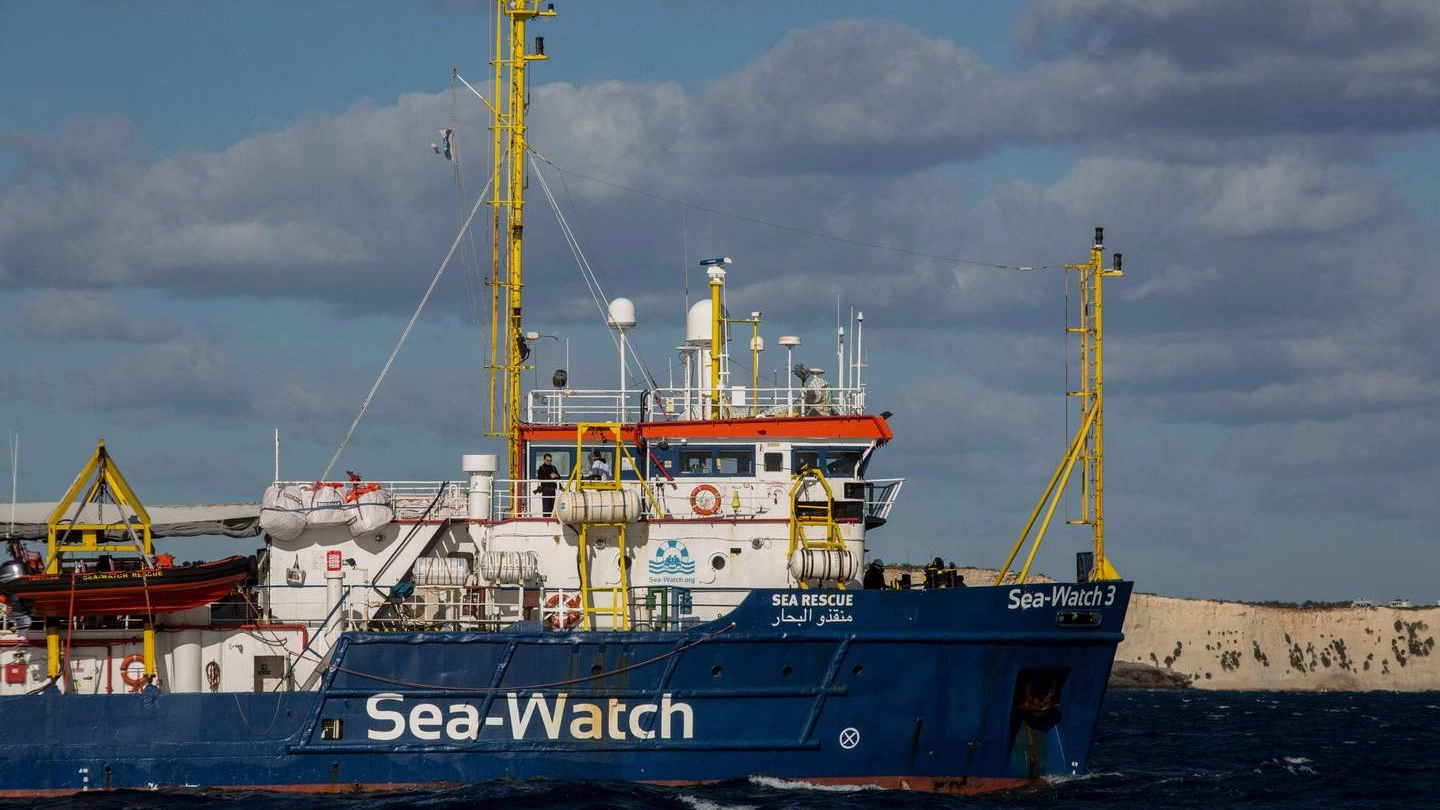 Migranti a bordo della nave Sea Watch 3 nel Mediterraneo (LaPresse)