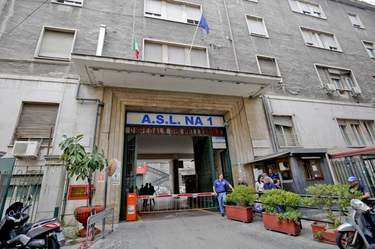 Napoli, emergenza sovraffollamento negli ospedali: stop ai ricoveri, richiamato il personale con reperibilità e aperto un “reparto straordinario”