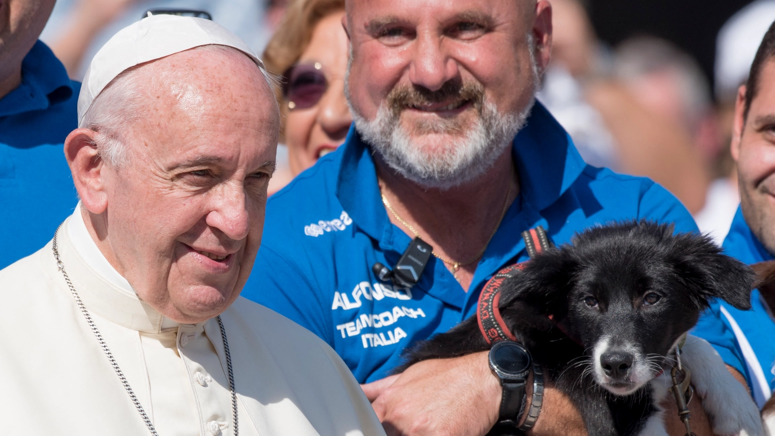 Papa Francesco e un fedele con un cagnolino