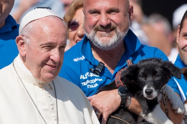 Papa Francesco e la fedele con il cane. “Mi ha chiesto la benedizione per il suo ‘bambino’, l’ho sgridata”