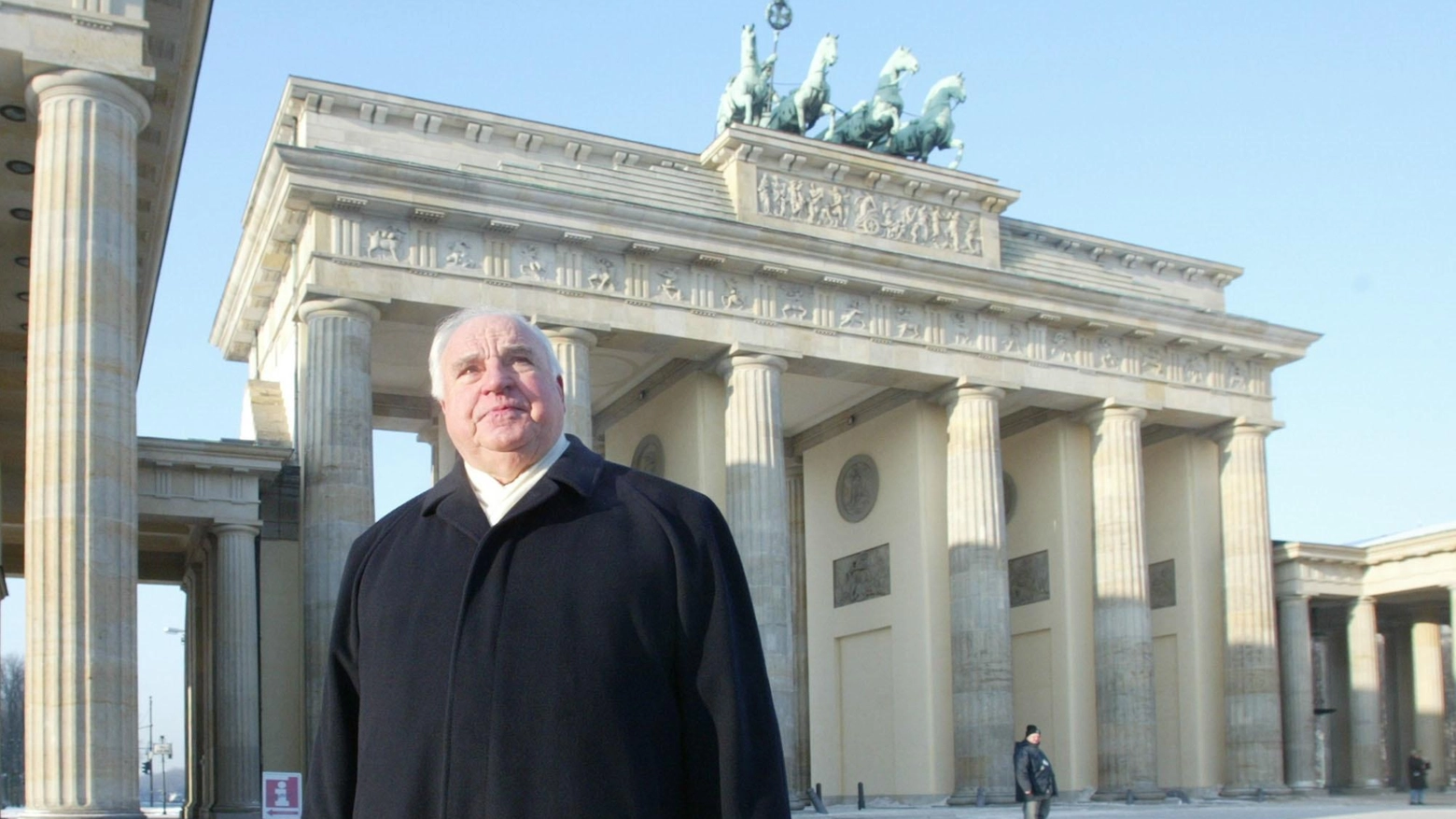 Helmut Kohl davanti alla Porta di Brandeburgo (Lapresse)