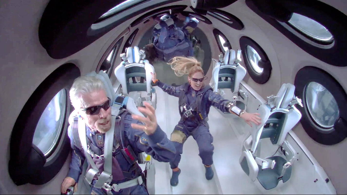 Sir Richard Branson a bordo dello SpaceShip Two Unity 22