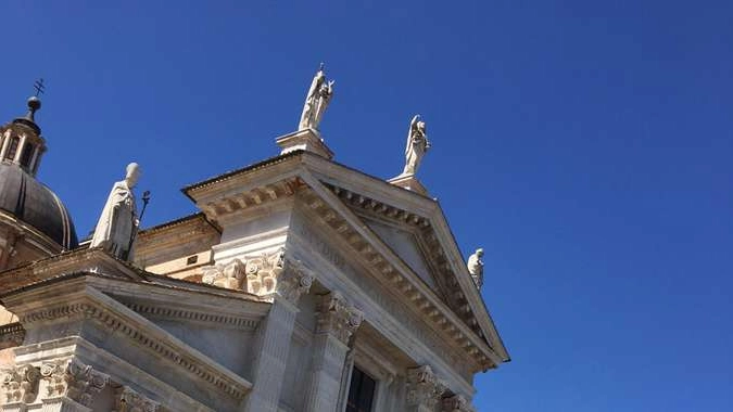 Sisma, piccole crepe in Duomo Urbino
