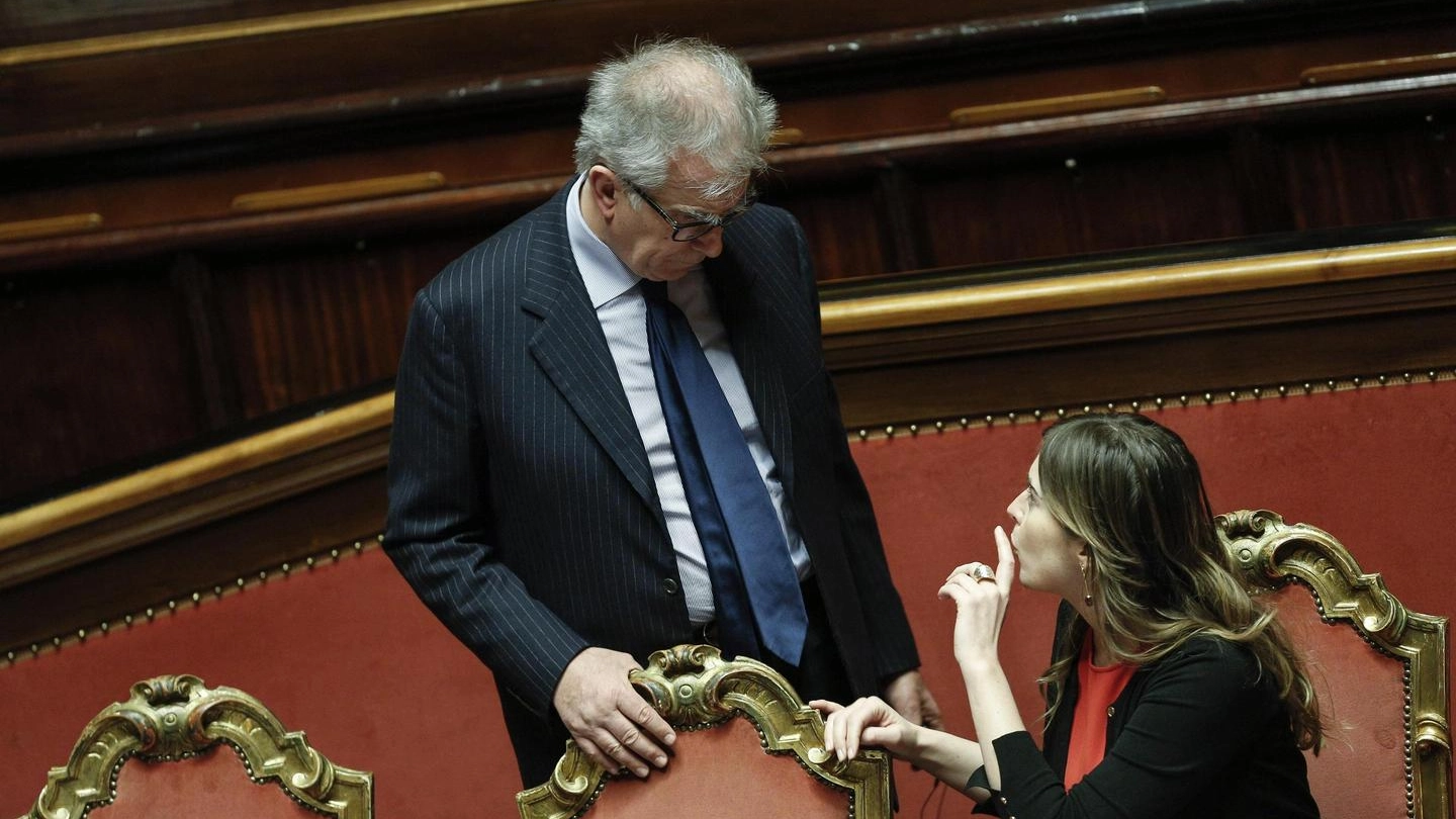 Luigi Zanda e il Ministro delle Riforme Maria Elena Boschi in Senato (Ansa)